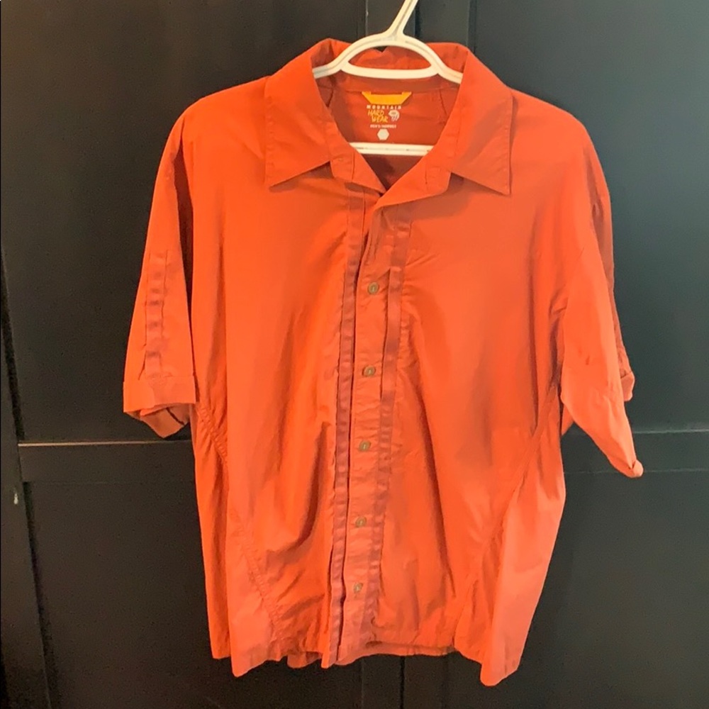 Men’s Mountain Hardwear shirt